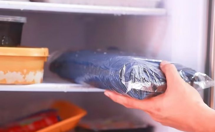 Cho quần áo vào tủ lạnh - Cách làm khô quần áo nhanh