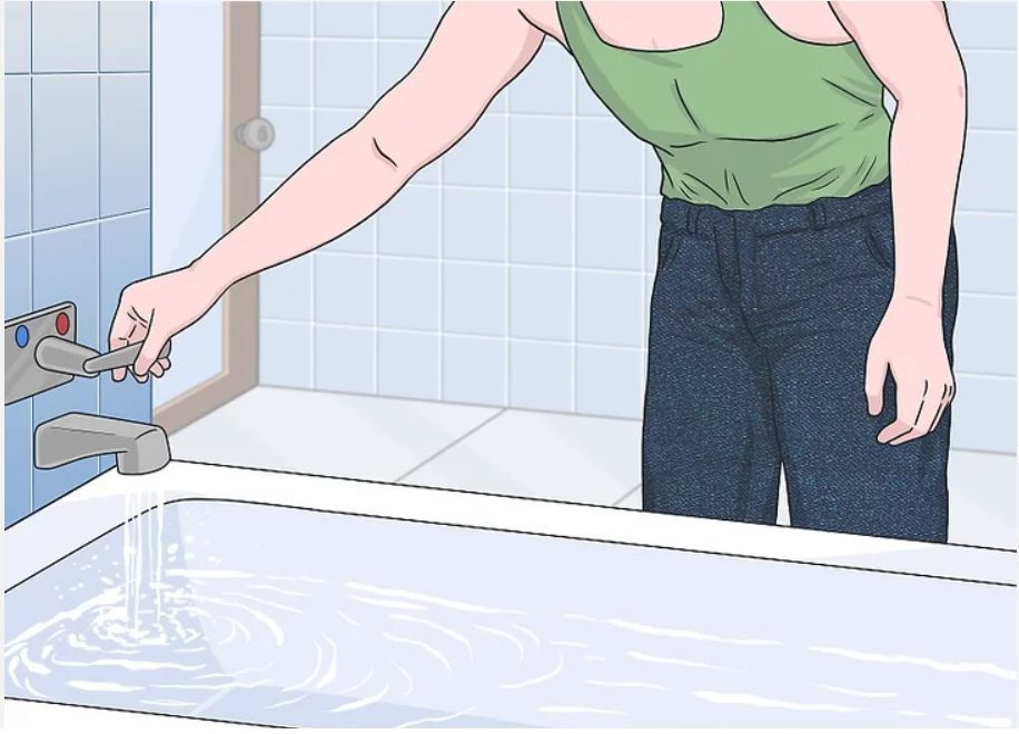 Đổ đầy nước sôi vào bồn tắm