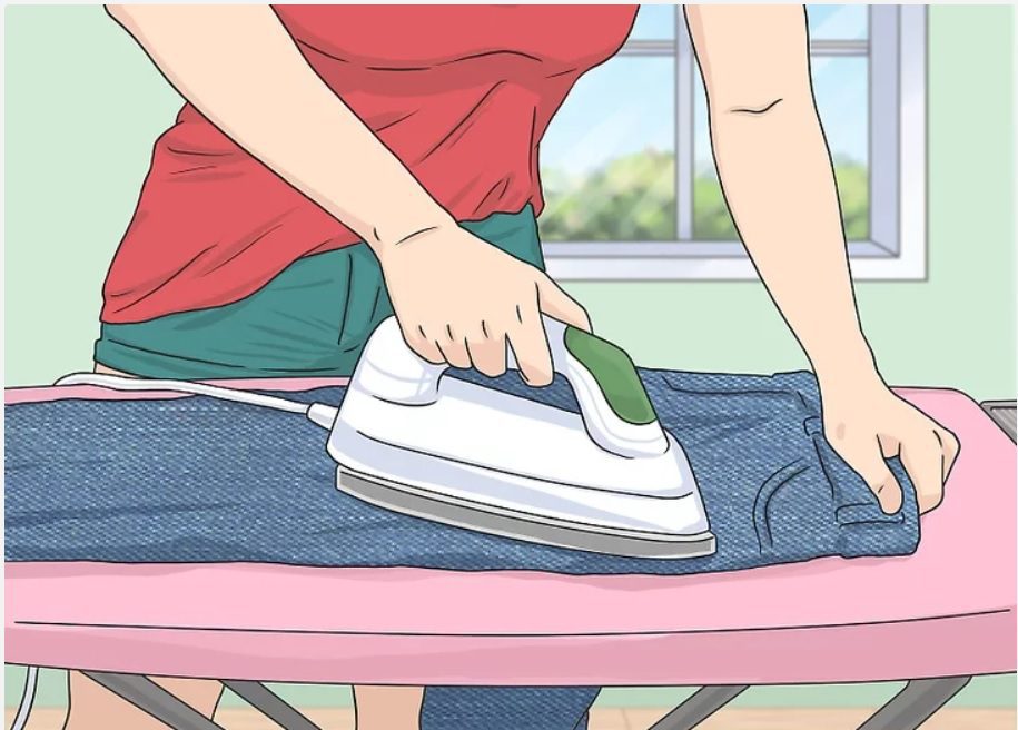 Lộn trái quần jean ẩm để ủi cho khô