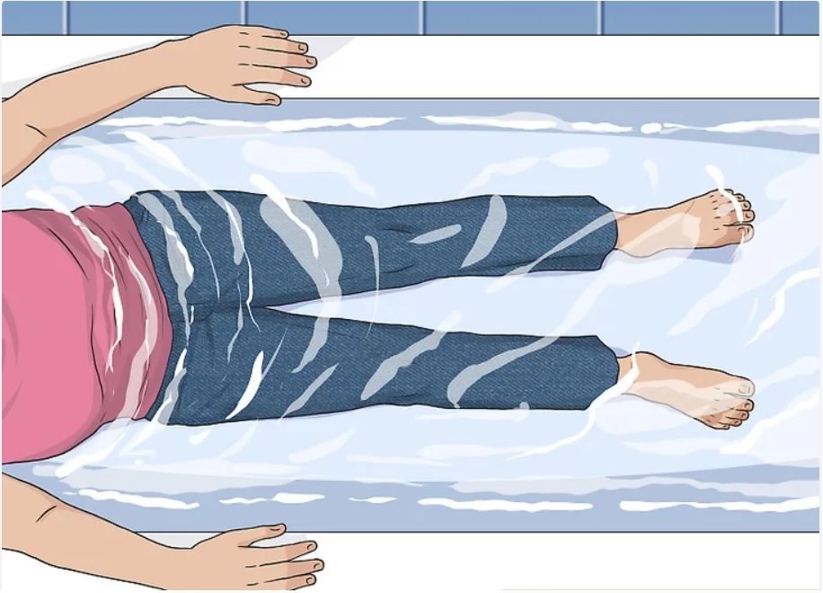 Mặc quần jean và ngồi trong bồn tắm - cách làm co quần jean không cần máy sấy