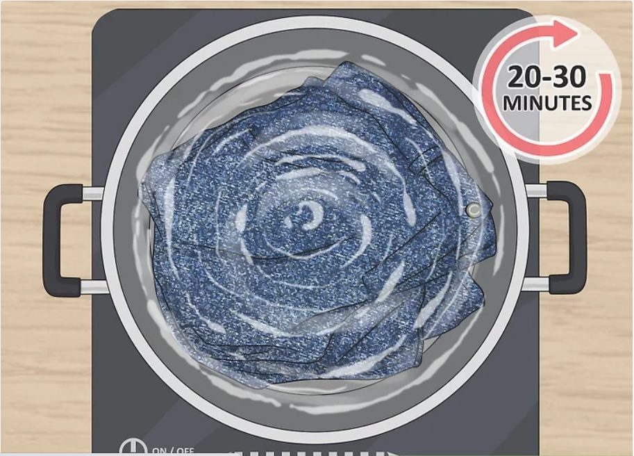 Nhúng quần jean vào nước sôi khoảng 20-30 phút - cách làm co quần jean không cần máy sấy