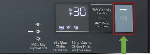 Nhấn khởi động máy sấy Electrolux