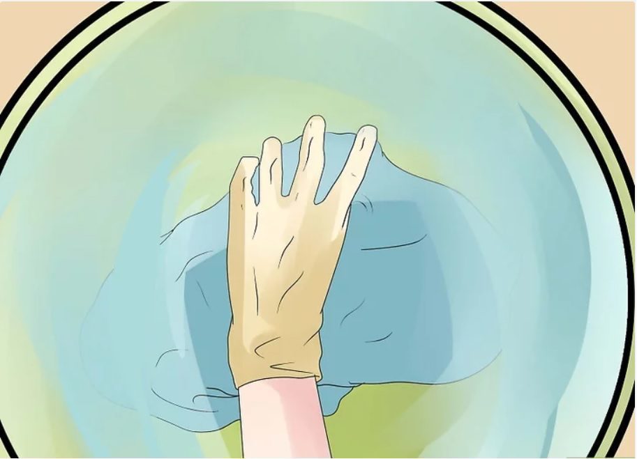 Ngâm khăn trong thuốc tẩy