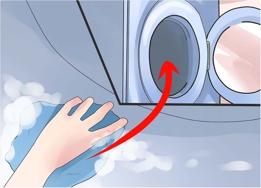 Dùng giẻ lau sạch máy sấy