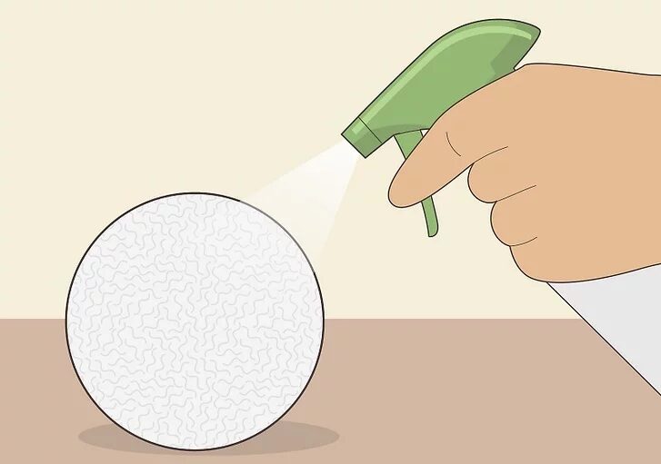 Bước 3: Xịt bóng sấy len bằng nước để tránh tĩnh điện trên quần áo