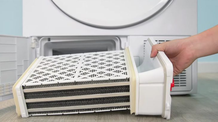 Đổ đầy nước vào bình chứa để kích hoạt hơi nước