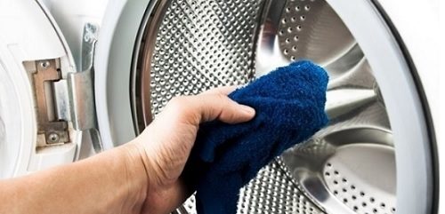 Lau nhẹ nhàng qua bề mặt, lau các lỗ khí nhỏ