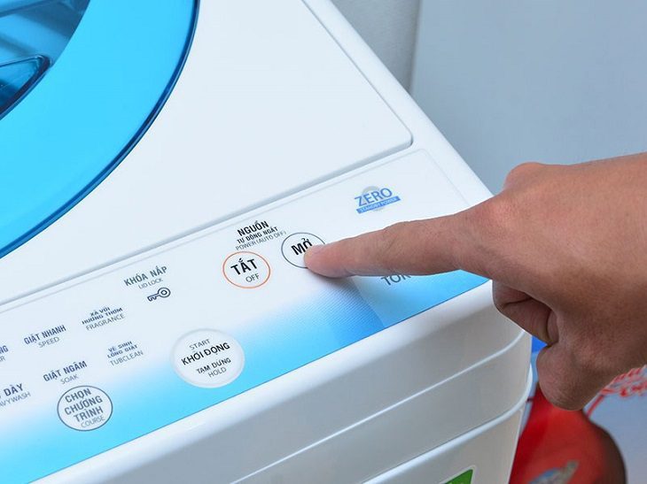 nhấn nút Mở để bắt đầu khởi động máy giặt. Hướng dẫn cách sử dụng chức năng vắt quần áo của máy giặt Toshiba