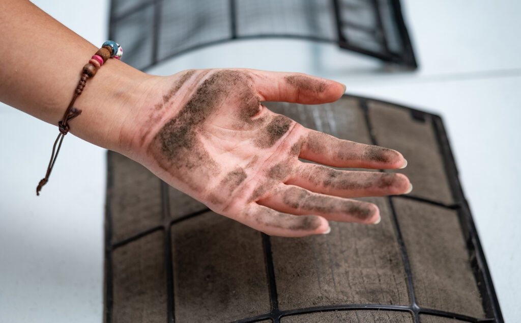 Lưới lọc trong điều hòa LG tích tụ bụi bẩn