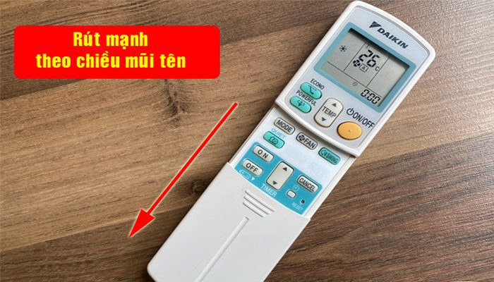 Bước 1: Mở pin của điều khiển từ xa trên Daikin