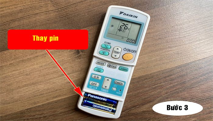 chúng ta lấy một cục pin mới để lắp cho điều khiển máy lạnh Daikin