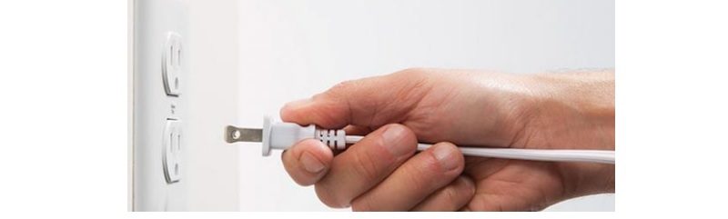 Rút nguồn điện trước khi reset máy lạnh Toshiba