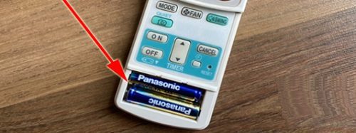 Tháo pin trong điều khiển điều hòa để reset