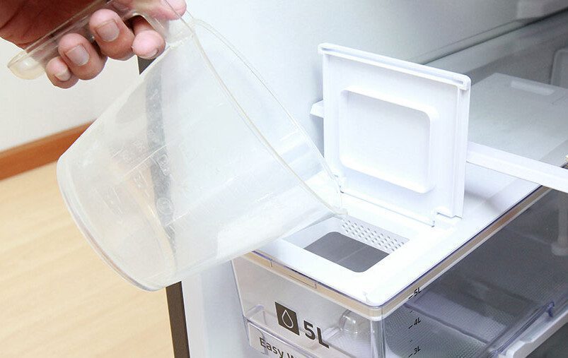 Bước 1: Cho nước vào hộp chứa bên trong tủ lạnh.