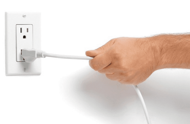 rút điện để kiểm tra máy sấy quần áo có tiếng kêu