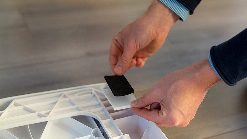 Sau đó dán một dải chống trượt màu đen trên mỗi dải màu trắng.