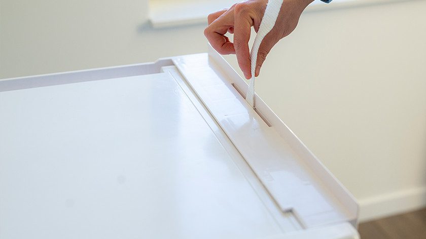 Luồn dây đeo qua khe giữa từ trên xuống dưới.