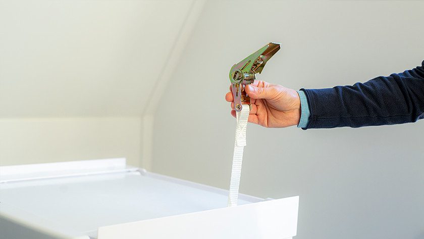 Đảm bảo tay cầm của bộ căng đai hướng ra ngoài.