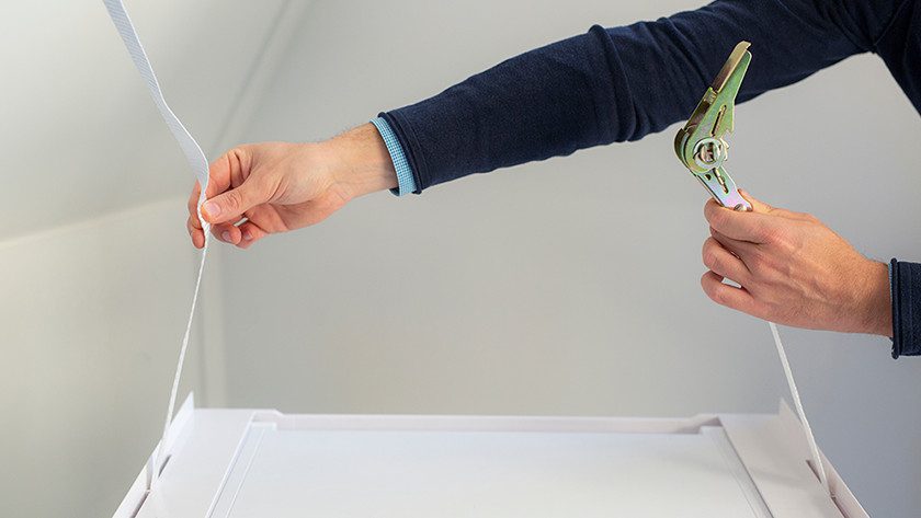 Kéo dây đeo hết cỡ từ dưới lên trên.