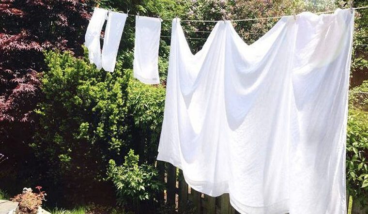 Chẳng cần trời nắng với 5 mẹo giặt chăn khô siêu nhanh mùa mưa