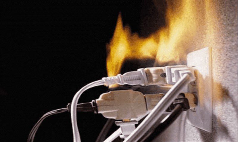 ổ cắm tivi ffalcon chập cháy vì quá tải