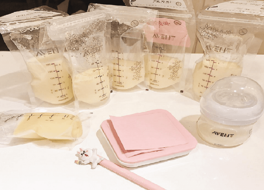 Để có thể theo dõi được thời gian bảo quản trong tủ lạnh, hãy dùng băng keo trắng và bút ghi rõ ngày vắt sữa