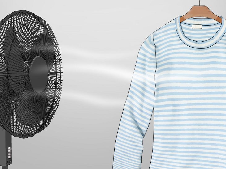 bật thêm máy quạt hướng thẳng về phía quần áo bạn đang treo. Bật thêm máy quạt hướng thẳng về phía quần áo bạn đang treo