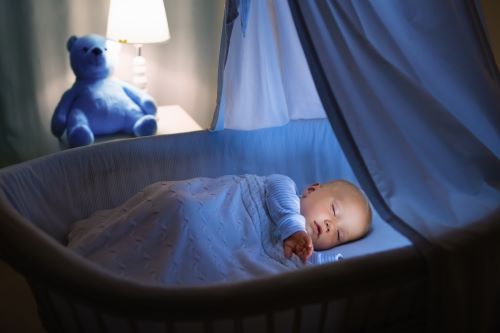 mặc ấm cho trẻ để tránh nhiễm lạnh trogn phòng điều hoà