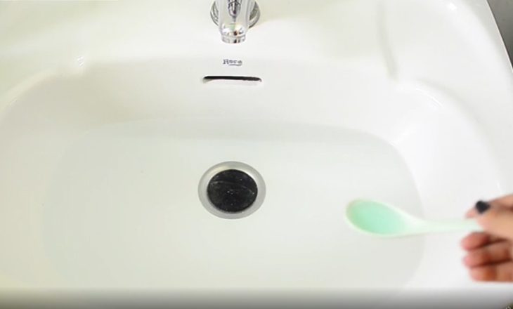 Bước 2: Cho lượng dầu xả/gội thích hợp