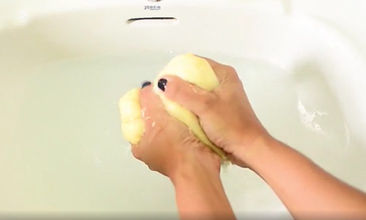 Bước 4: Vắt khô quần áo