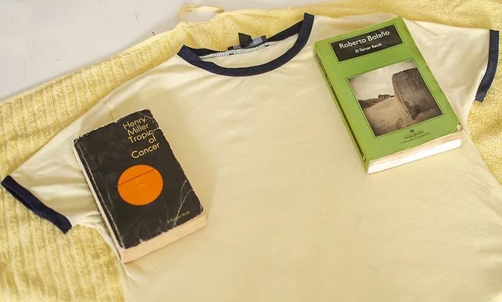 Bước 7: Giữ cố định quần áo bằng sách và vật nặng khác