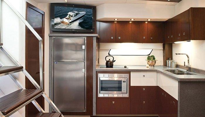 không đặt tivi trên nóc tủ lạnh