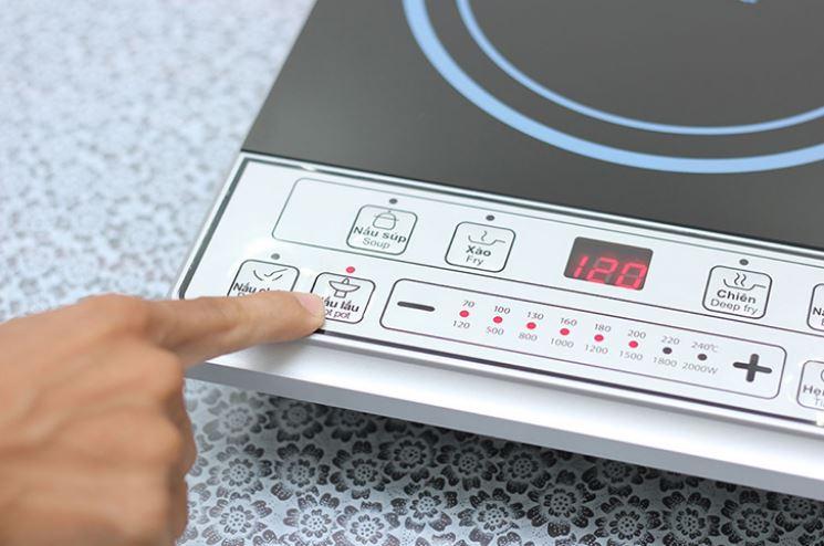 Tiêu chí chọn mua bếp từ số 4: bảng điều khiển bếp từ