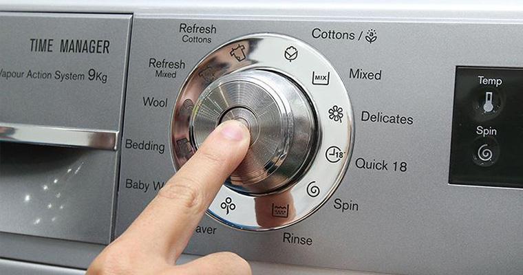 Bảng điều khiển của máy giặt Electrolux kết hợp nút bấm, nút xoay và bảng điều khiển