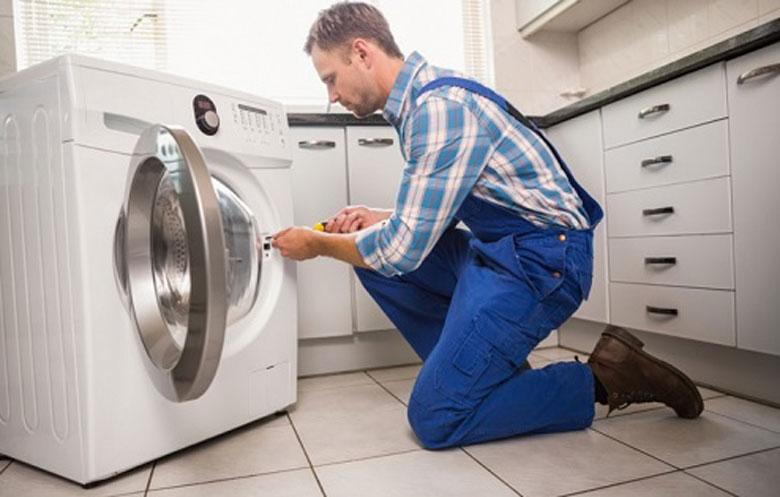 Liên hệ bảo hành hỗ trợ xử lý máy giặt Electrolux không vào điện