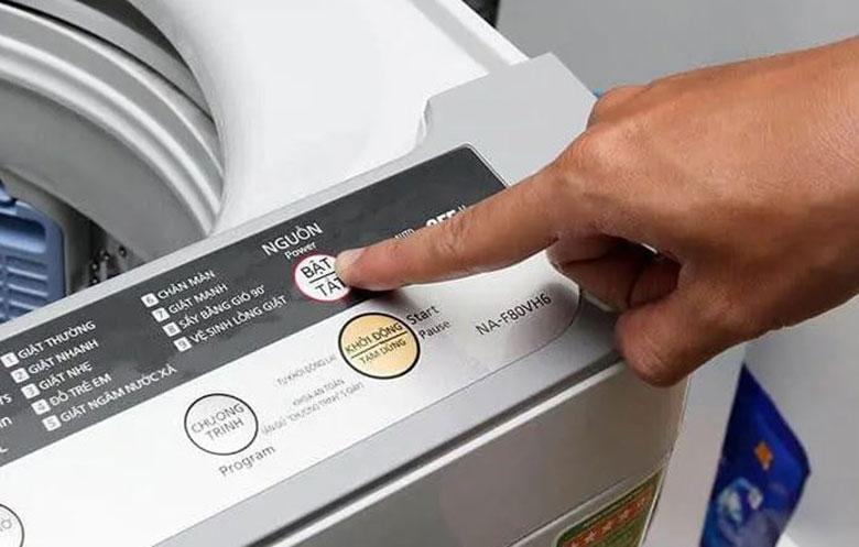 Nhấn để khởi động chế độ vệ sinh máy giặt Panasonic