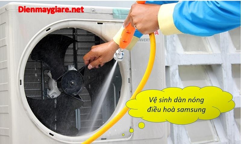 Vệ sinh bộ trao đổi nhiệt của dàn nóng 