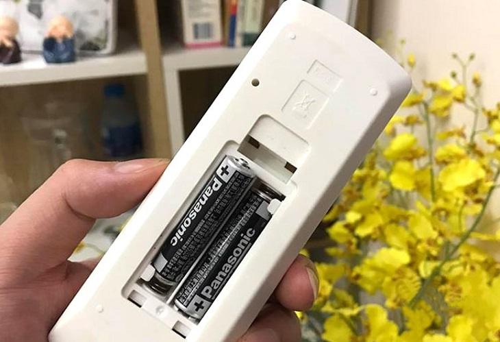 Tháo pin remote trước khi ngừng sử dụng