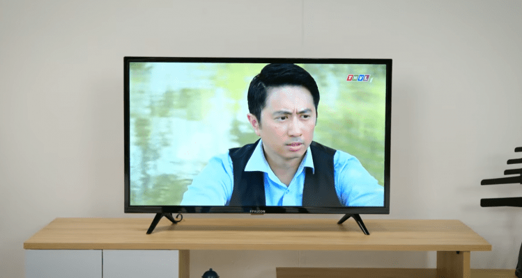 tivi ffalcon 32 inch đặt trên kệ