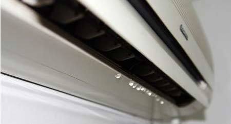 ống thoát nước điều hoà lắp sai cách gây chảy nước