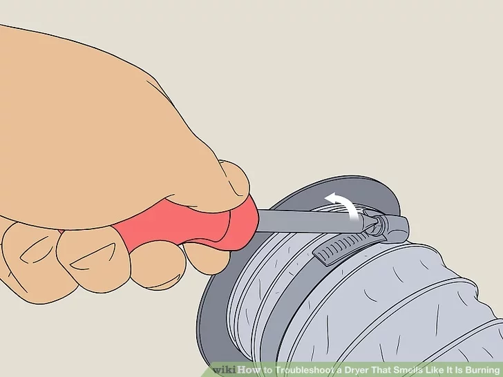 Sử dụng tuốc nơ vít để tháo các kẹp giữ ống tại chỗ