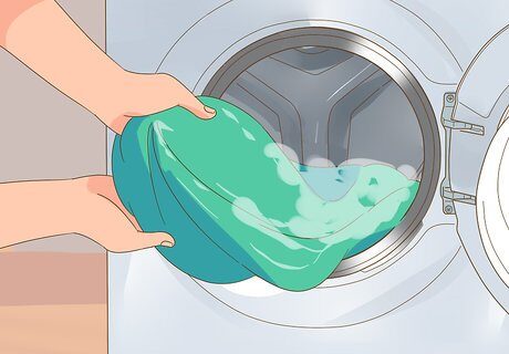 Bước 2 Cho Chăn Vào Máy Sấy.